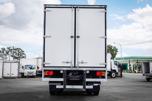 24 or 26ft Heavy-duty Thickness 80 to 100 mm  Reefer Truck body Suppliers - Image 4